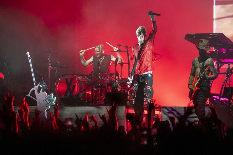 Machine Gun Kelly treedt op in de Radical Stage op dag 4 van Riot Fest.