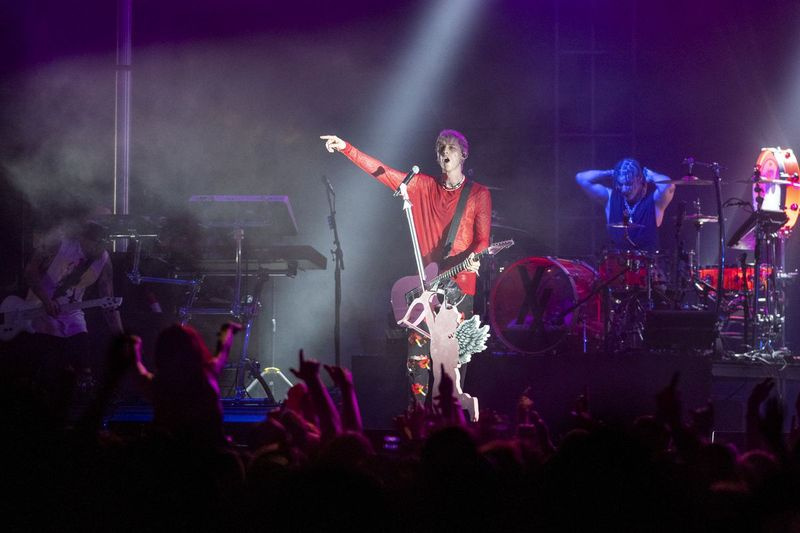 Machine Gun Kelly treedt op in de Radical Stage op dag 4 van Riot Fest.