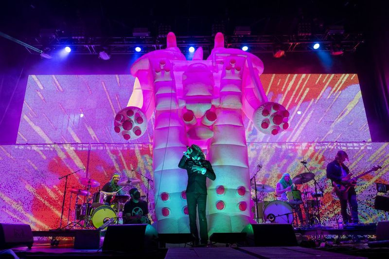 The Flaming Lips treedt op in de Roots Stage op de laatste dag van Riot Fest in Douglass Park.