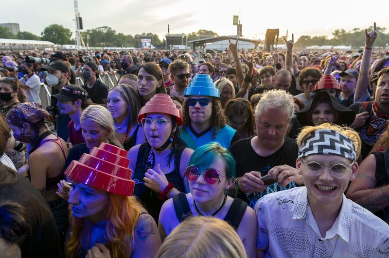Festivalgangers juichen als DEVO op de laatste dag optreedt op de Riot Stage.