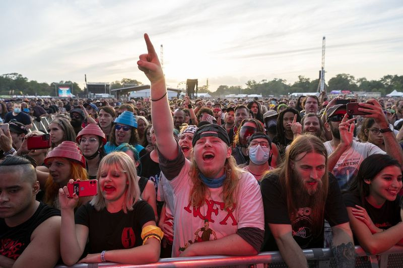 Festivalgangers juichen als DEVO op de laatste dag optreedt op de Riot Stage.