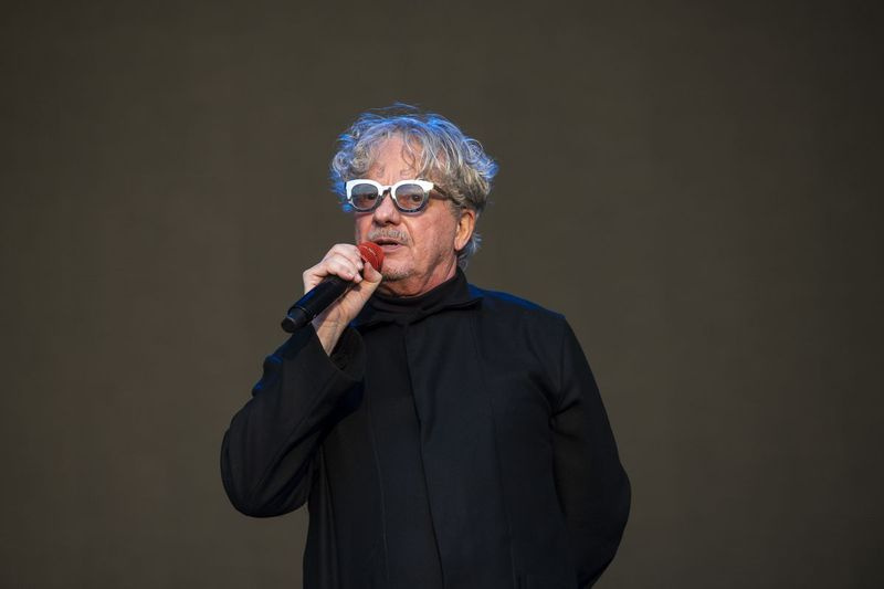DEVO treedt op in de Riot Stage op dag 4 van Riot Fest.
