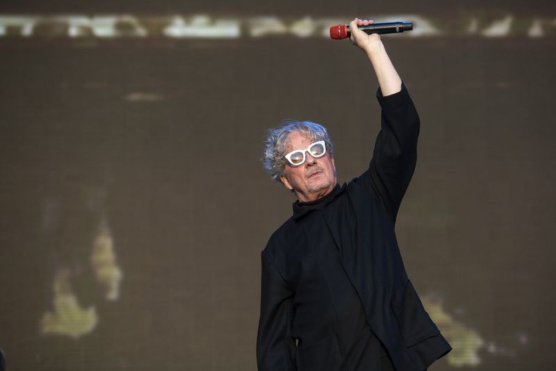 DEVO treedt op in de Riot Stage op dag 4 van Riot Fest.