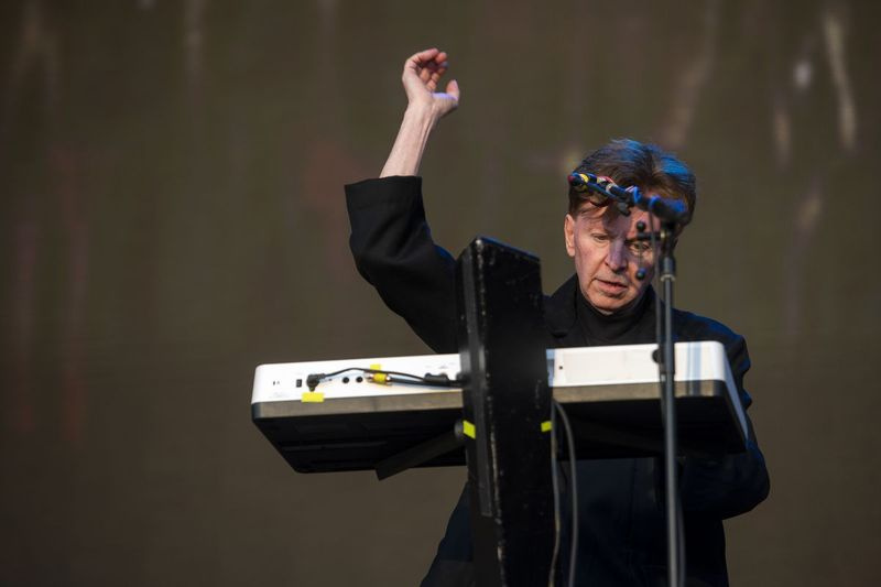 DEVO treedt op in de Riot Stage op dag 4 van Riot Fest.