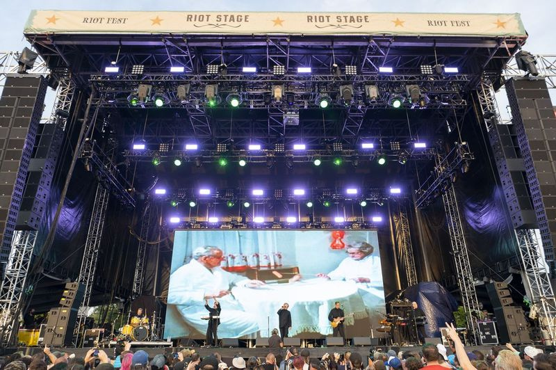 DEVO treedt op in de Riot Stage op dag 4 van Riot Fest.