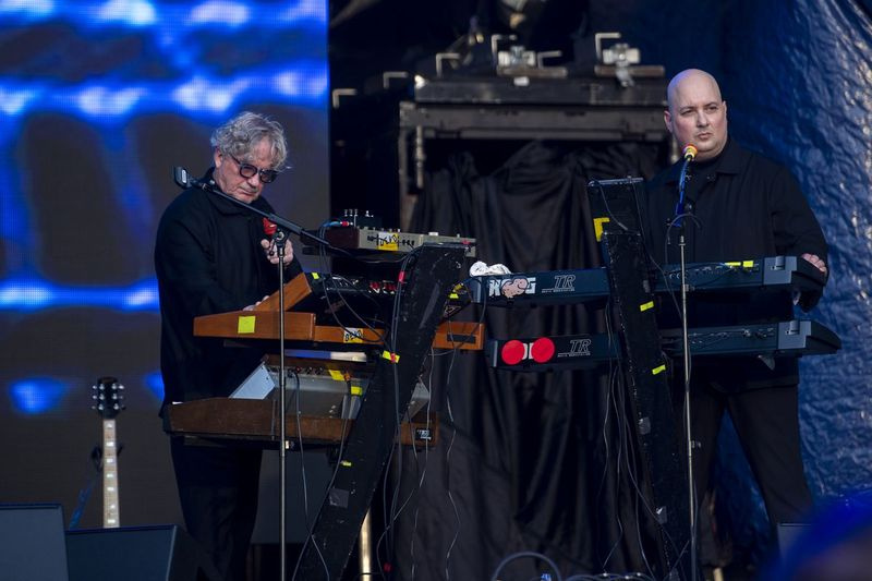DEVO treedt op in de Riot Stage op dag 4 van Riot Fest.