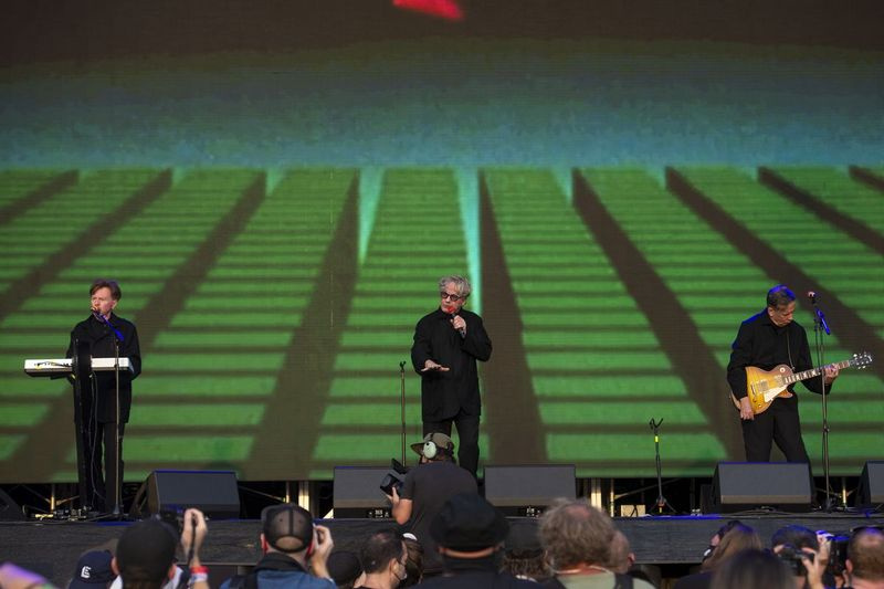 DEVO treedt op in de Riot Stage op dag 4 van Riot Fest.
