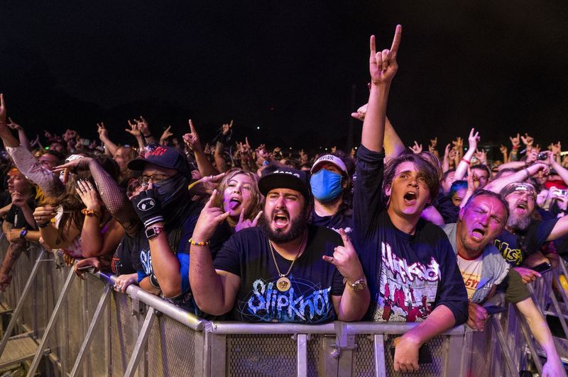 Festivalgangers juichen en headbangen terwijl Slipknot optreedt op de Riot Stage op dag 4 van Riot Fest.