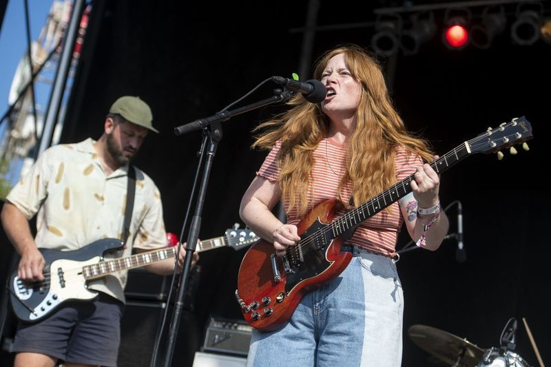 Melkbelly treedt op in de Rebel Stage op dag 4 van Riot Fest in Douglass Park.
