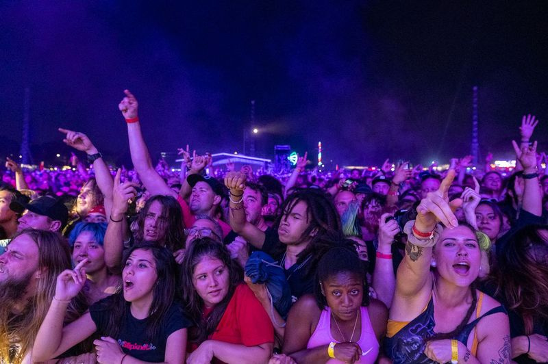 Festivalgangers juichen en headbangen terwijl Slipknot optreedt op de Riot Stage op dag 4 van Riot Fest.