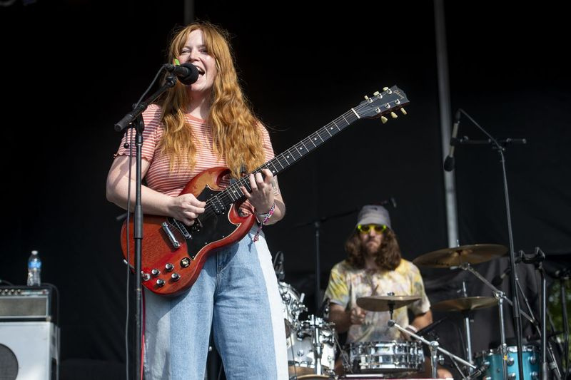 Melkbelly treedt op in de Rebel Stage op dag 4 van Riot Fest in Douglass Park.