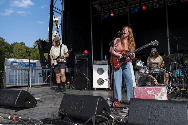 Melkbelly treedt op in de Rebel Stage op dag 4 van Riot Fest in Douglass Park.