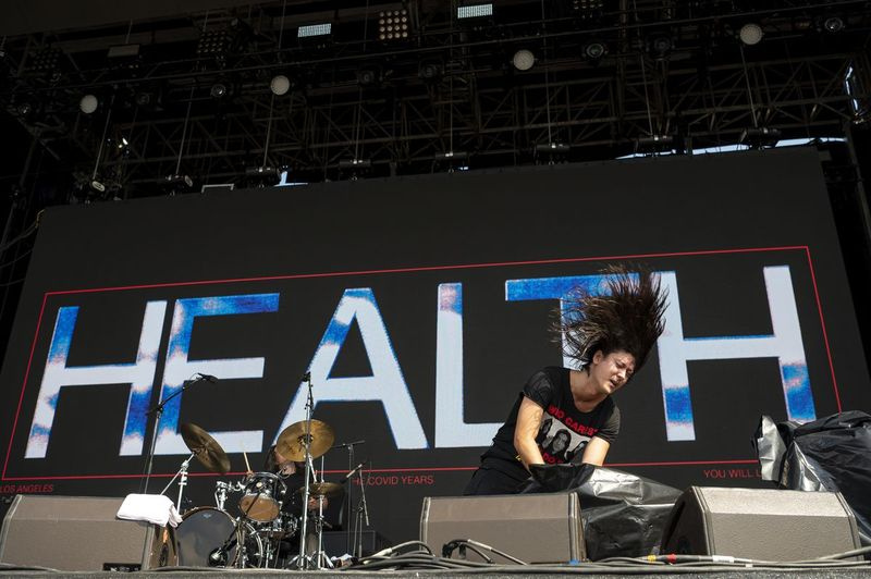 Health treedt op in de Riot Stage op dag 4 van Riot Fest.