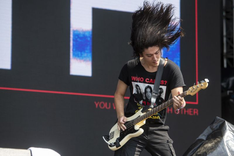 Health treedt op in de Riot Stage op dag 4 van Riot Fest.
