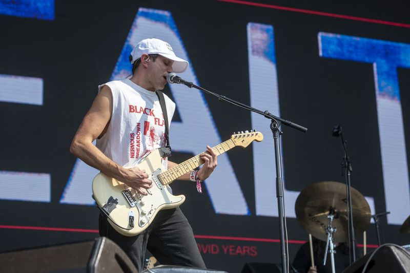 Health treedt op in de Riot Stage op dag 4 van Riot Fest.