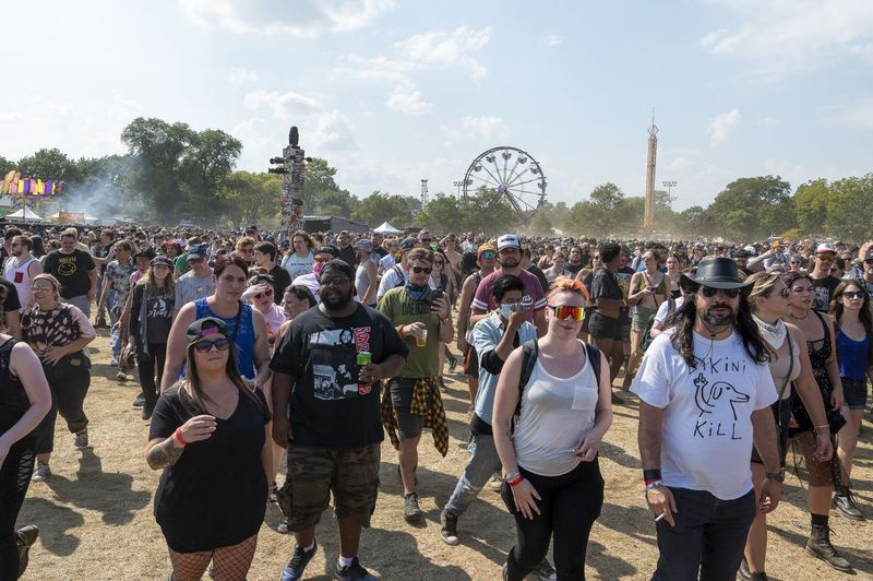 Festivalgangers lopen op dag 4 van Riot Fest in Douglass Park over het terrein van Riot Fest.