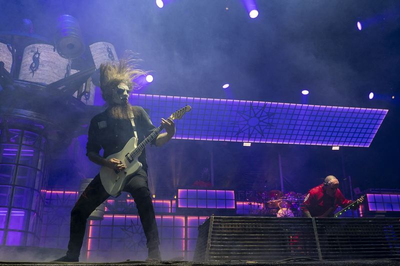 Slipknot treedt op in de Riot Stage op de laatste avond van Riot Fest.