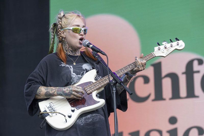 Emily Kempf de DEHD se presenta en el primer día del Pitchfork Music Festival, el viernes 10 de septiembre de 2021.
