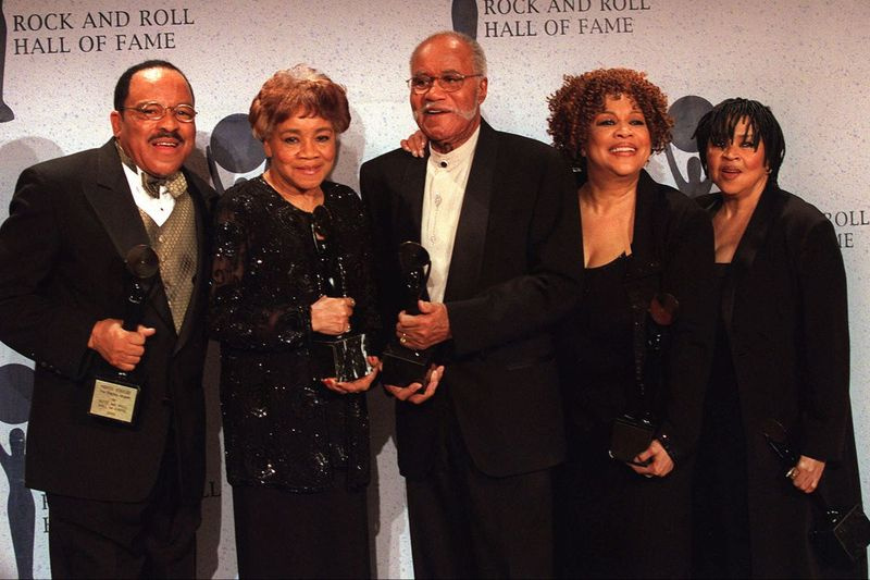 The Staple Singers: Pervis (fra venstre), Cleotha, Pops, Mavis og Yvonne Staples, poserer for media ved Rock and Roll Hall of Fame-innføringsseremonien i New York mandag 15. mars 1999. Gruppen ble innlemmet i Rock and Roll Hall of Fame i kategorien utøver.