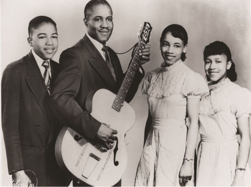 The Staple Singers, rundt 1953 (fra venstre): Pervis, Pops, Cleotha og Mavis.