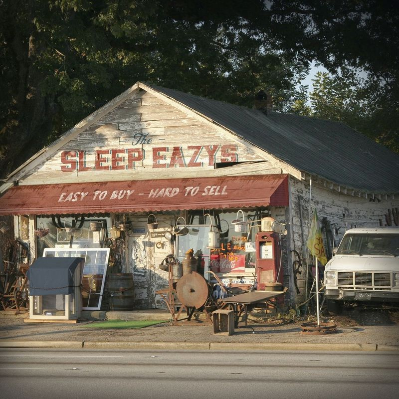 Esta imagem da capa divulgada pela J&R Adventures mostra Fácil de comprar, difícil de vender, de The Sleep Eazys.