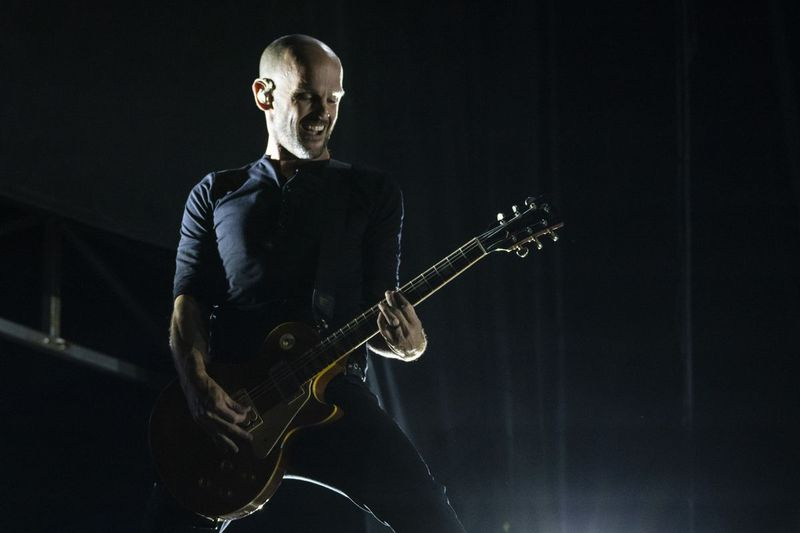 Zach Blair fra Rise Against optræder på dag 3 af Riot Fest.
