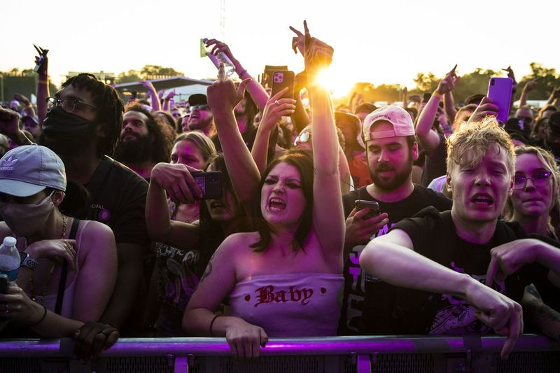 Fans jubler, mens Vic Mensa optræder på dag 3 af Riot Fest.