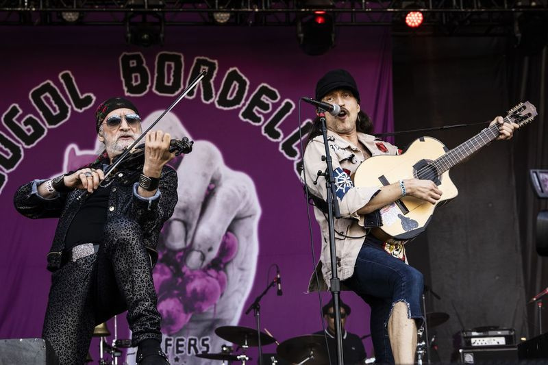 Sergey Ryabtsev og Eugene HŸtz fra Gogol Bordello optræder på dag 3 af Riot Fest.