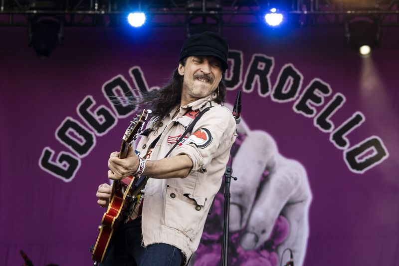 Eugene Hütz fra Gogol Bordello optræder på dag 3 af Riot Fest.