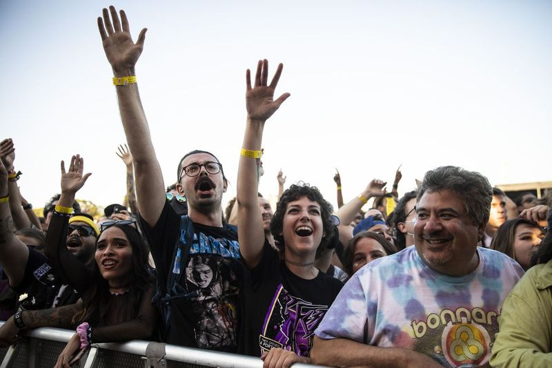 Fans jubler, mens Gogol Bordello optræder på dag 3 af Riot Fest.