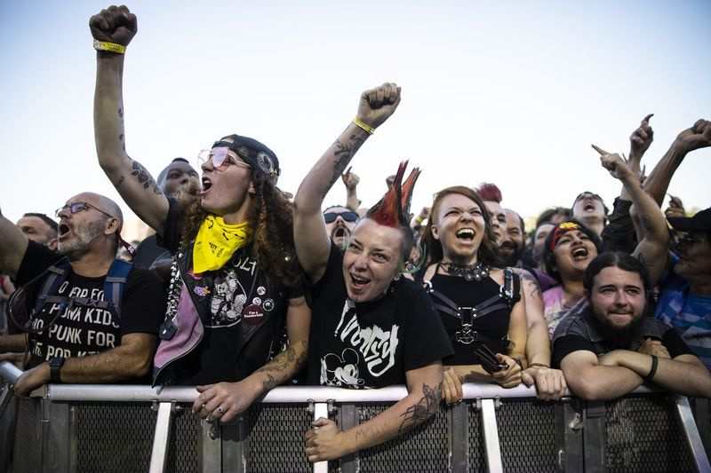 Fans jubler, mens Gogol Bordello optræder på dag 3 af Riot Fest.