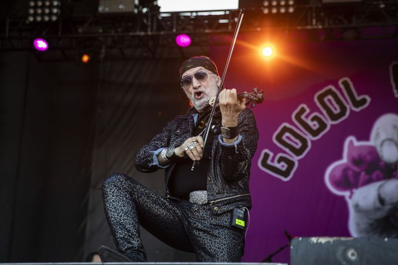Sergey Ryabtsev fra Gogol Bordello optræder på dag 3 af Riot Fest.