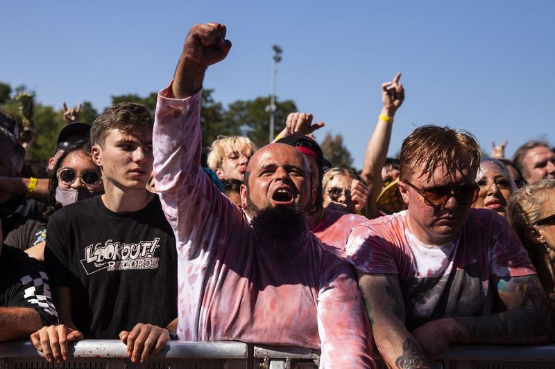 Fans jubler, mens Gwar optræder på dag 3 af Riot Fest i Douglass Park, lørdag eftermiddag den 18. september 2021.