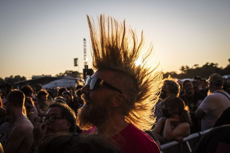 En festivalgænger poserer til et billede på dag 3 af Riot Fest.