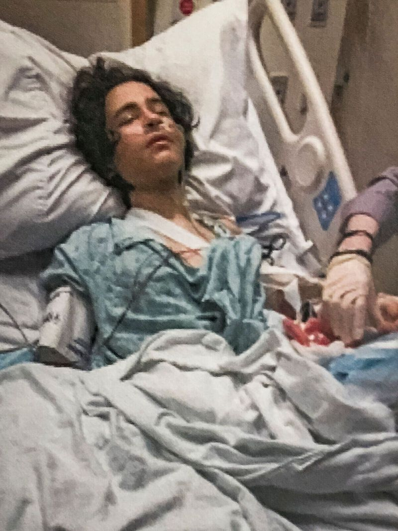 Rylan Wilder, da 15, på sykehuset etter å ha blitt skutt ved et uhell av en politimann fra Des Plaines som forfulgte en bankraner.