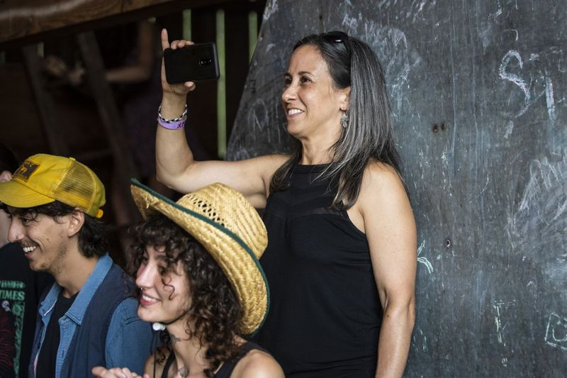 Lucia Morales fanger øyeblikket når sønnen Rylan Wilder opptrer med Monarchy Over Monday på musikkfestivalen Postock i Wisconsin.