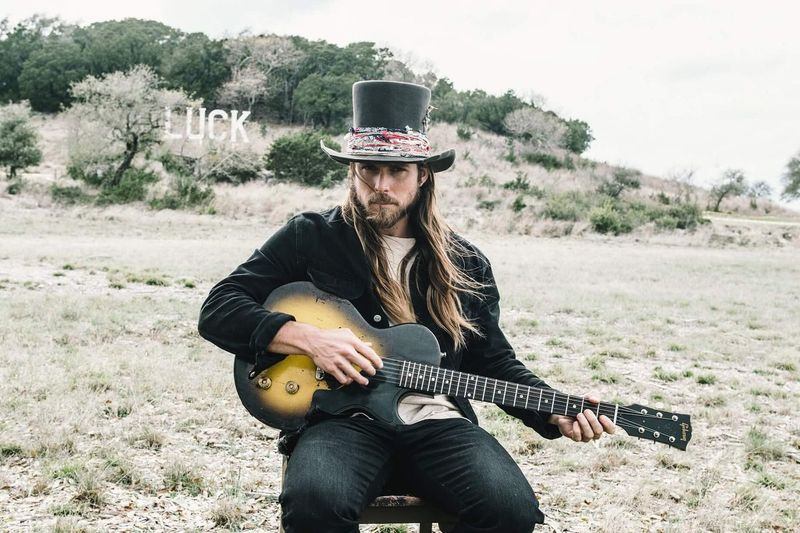 Po odwołaniu trasy koncertowej Lukas Nelson prezentuje teraz streamy we wtorki i czwartki w mediach społecznościowych pod nazwą Quarantunes Evening Session.