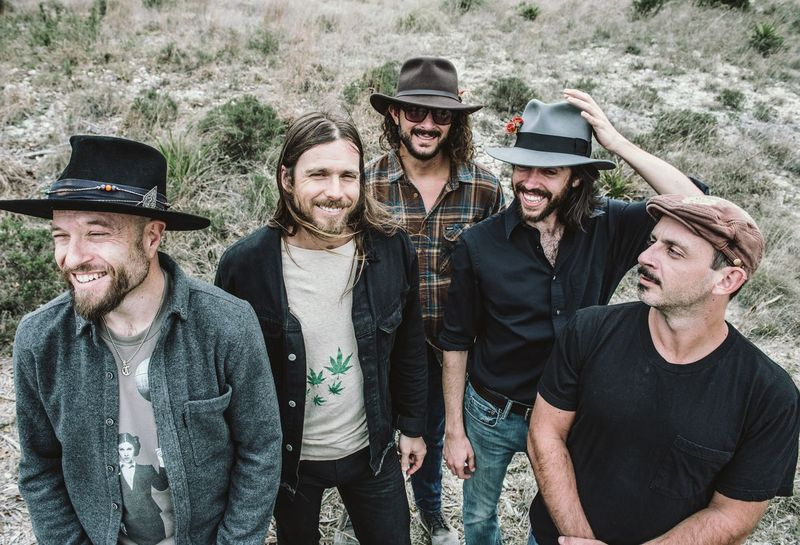 Promise of the Real zawiera Corey McCormick (od lewej) Lukas Nelson, Anthony LoGerfo, Logan Metz i Tato Melgar.