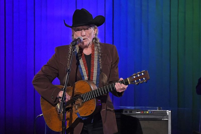Willie Nelson apresenta The Rainbow Connection no 53º CMA Awards anual na Bridgestone Arena, quarta-feira, 13 de novembro de 2019, em Nashville, Tenn.
