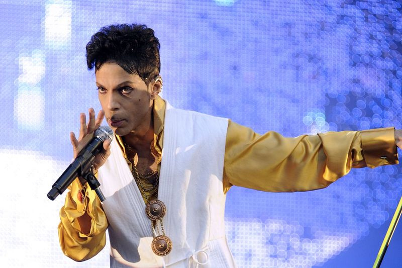 Prince uppträder på scenen på Stade de France i Saint-Denis, utanför Paris 2011.