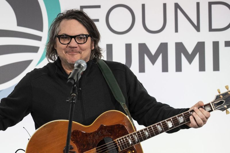 Jeff Tweedy, di Wilco, si esibisce durante l