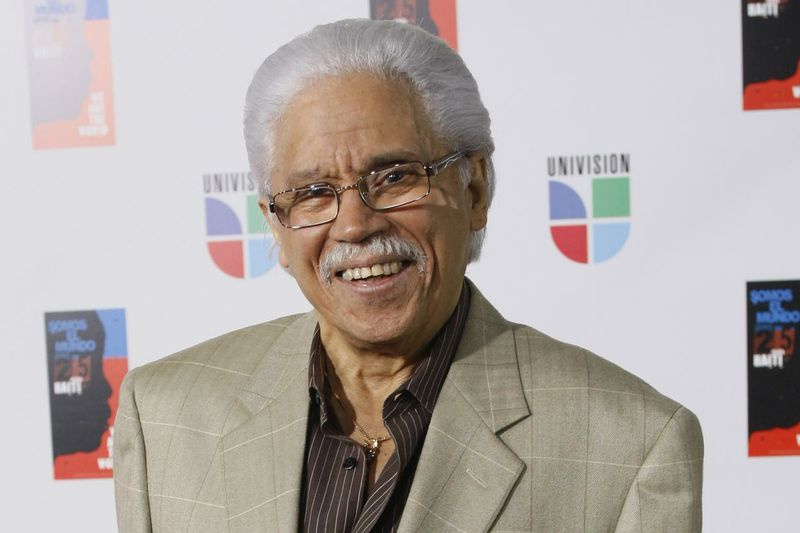Ο Johnny Pacheco ποζάρει για τους φωτογράφους στο κόκκινο χαλί καθώς φτάνει στο Μαϊάμι για να ηχογραφήσει την ισπανική εκδοχή του We Are The World (Somos el Mundo) με άλλους κορυφαίους καλλιτέχνες της Λατίνης μουσικής το 2010.