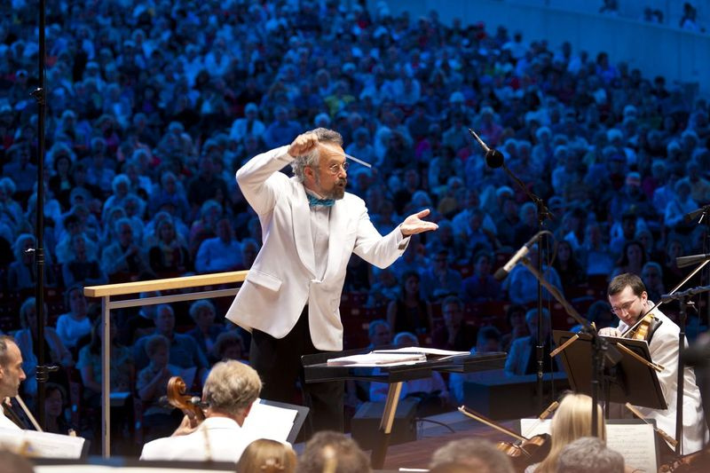Dirigent Carlos Kalmar bo ponovno vodil Orkester in zbor Grant Park Music Festivala v poletni sezoni v Pritzkerjevem paviljonu.