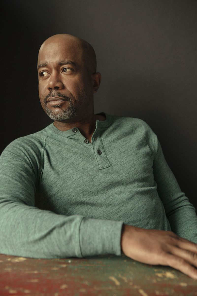 Darius Rucker, isehakanud elupõline kantrimuusika armastaja, kes tsiteerib selliseid mõjutusi nagu Lyle Lovett, Nancy Griffith ja eriti Radney Foster, on üks väheseid mustanahalisi artiste selles žanris.