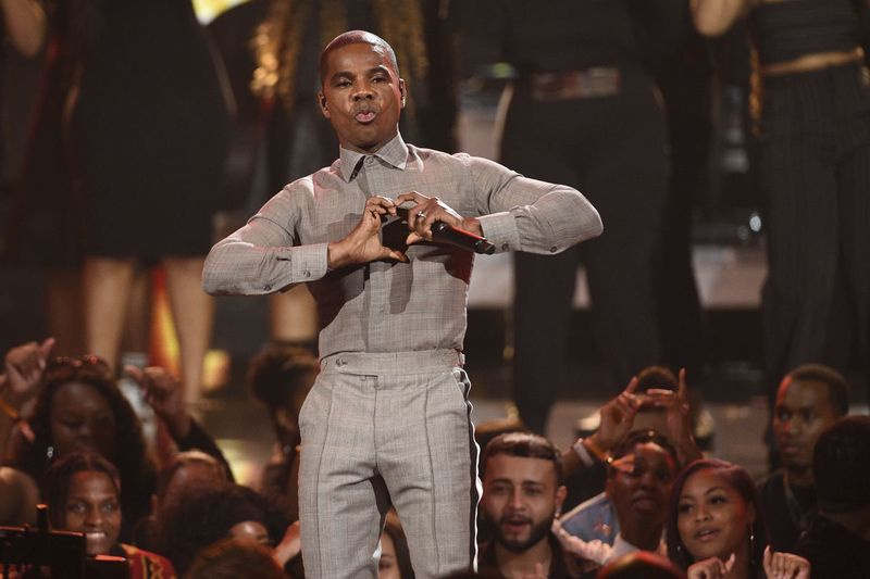 Kirk Franklin gesticula enquanto se apresenta no BET Awards em Los Angeles em 2019.