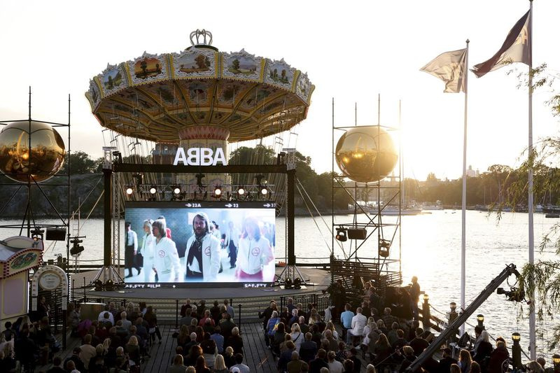 人々は今月初めにスウェーデンのストックホルムにあるグローナルンドで開催されるABBAヴォヤージイベントに参加します。