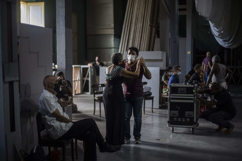 Et par danser danzón under en genhør med Failde Orchestra i Matanzas, Cuba. Danzón startede i byen i slutningen af ​​1800-tallet og blev Cubas nationaldans og spredte sig til andre lande i regionen.