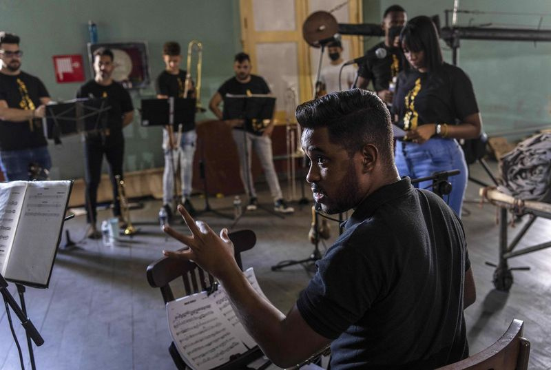 Fløjtespiller Ethiel Failde dirigerer en genhør af danzón med Failde Orchestra i Matanzas, Cuba, tidligere på måneden. Failde, en tipoldebarn til skaberen af ​​danzón, Miguel Failde, sagde, at han blev forelsket i danzón, da hans folkeskolelærer lærte ham at danse og derefter tog det op som professionel musiker.