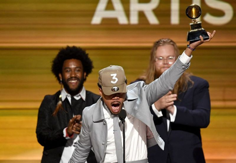 Chance the Rapper accepteert de Best New Artist Artist Award op het podium tijdens The 59th GRAMMY Awards in het STAPLES Center op 12 februari 2017 in Los Angeles, Californië. (Foto door Kevin Winter/Getty Images voor NARAS)