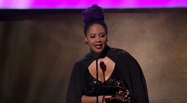 Lalah Hathaway houdt haar Grammy Award-toespraak voor beste traditionele R&B-optreden op 12 februari 2017 in Los Angeles, Californië | YOUTUBE